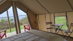 1 bedroom, bed sheets