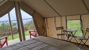 1 bedroom, bed sheets