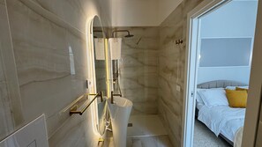 Shower, hair dryer, bidet, towels - SUITE WITH BALCONY IN B&B AC GOLD BOUTIQUE (Reggio Calabria)