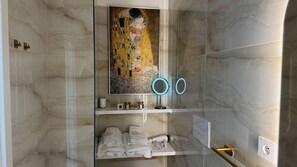 Shower, hair dryer, bidet, towels