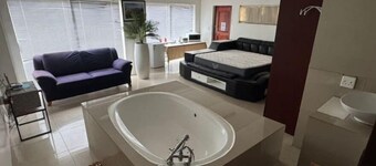 Charming 2-bedroom house in fabulous Cape Town with WiFi