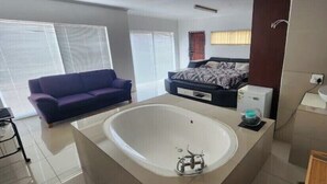 Regadera, toallas, papel de baño 