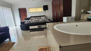 2 habitaciones, tabla de planchar con plancha, wifi y ropa de cama