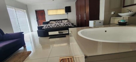2 bedrooms, iron/ironing board, WiFi, bed sheets. Charming 2-bedroom house in fabulous Cape Town with WiFi