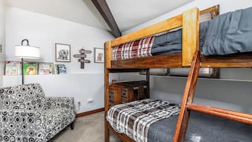 4 soverom, strykejern/-brett, reiseseng for barn og wi-fi (inkludert)