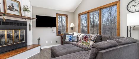 Smart TV, chimenea, futbolito, libros