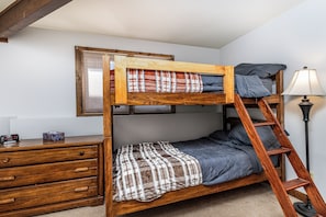 4 bedrooms, iron/ironing board, travel cot, free WiFi - Cozy Retreat at Farmstead (Galena)