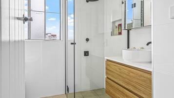 Shower, hair dryer, towels