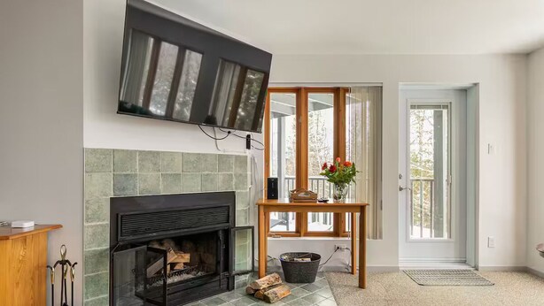 Interior - O'Tremblant-Nature with Fireplace/Plein air avec foyer (Mont-Tremblant)