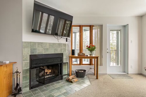 O'Tremblant-Nature with Fireplace/Plein air avec foyer