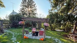 Outdoor dining - Lincoln Suite in charming Olinger House B&B in historic, downtown Gettysburg. (Gettysburg)
