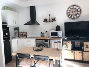 Kühlschrank, Mikrowelle, Herdplatte, Geschirrspüler