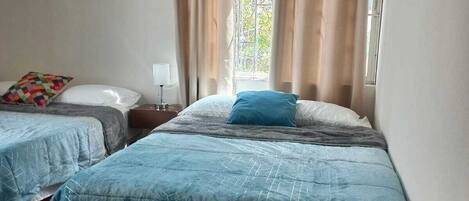 3 habitaciones, tabla de planchar con plancha, wifi y ropa de cama