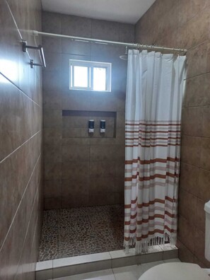 Dusche, Handtücher, Seife, Toilettenpapier