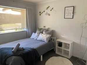 4 bedrooms, iron/ironing board, WiFi, bed sheets - Family’s home away from home (New Plymouth)