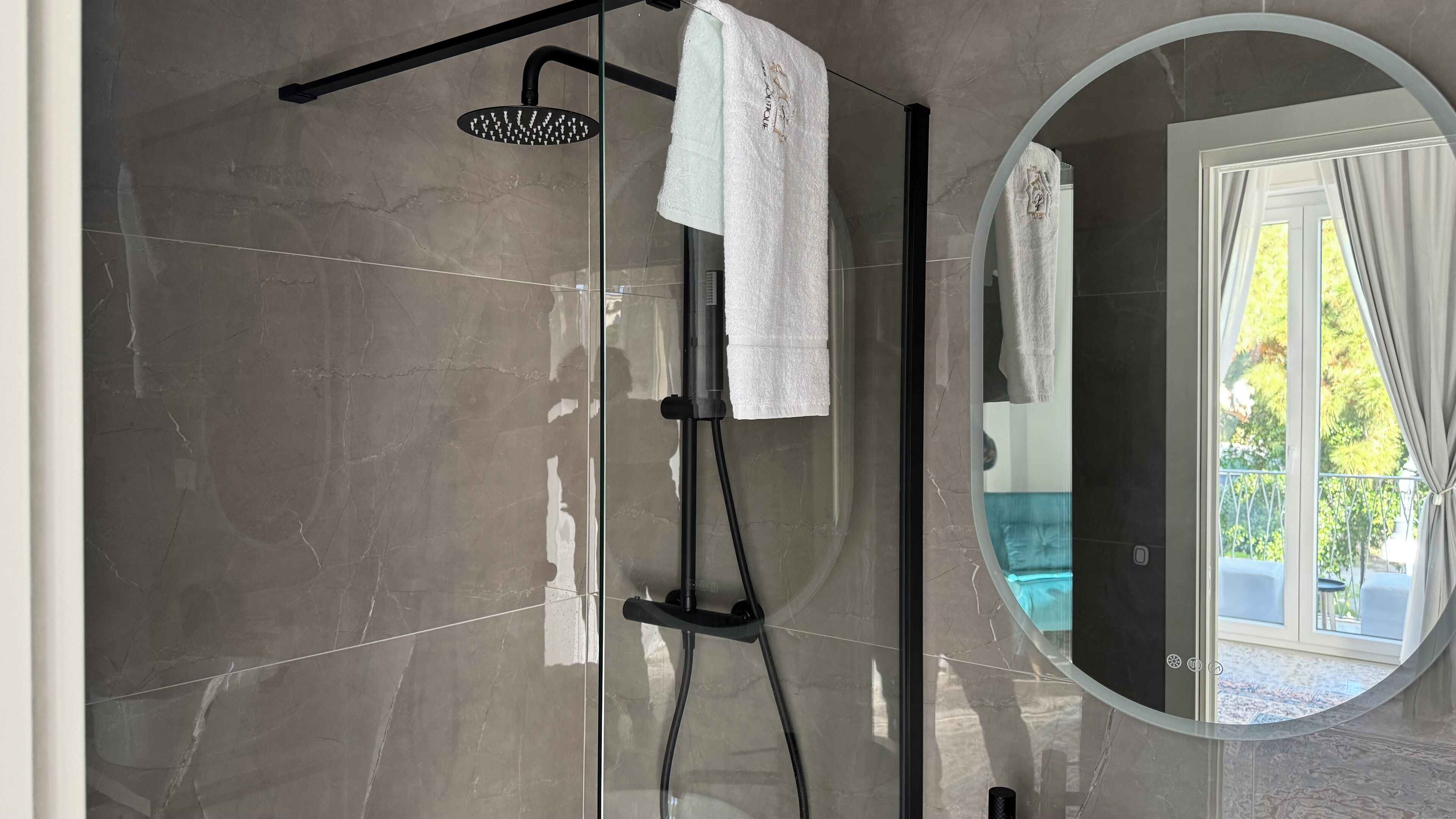 Dusche, Haartrockner, Bidet, Handtücher