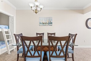 Condo, várias camas, sacada, vista para o oceano (Treasure Island Resort 2011) | Opções para refeição