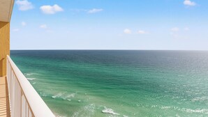 Uma varanda com vista para o mar.