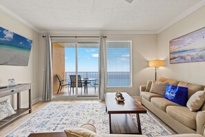 Appartement, Meerdere bedden, balkon, uitzicht op zee (Treasure Island Resort 2011) | Woonruimte | Een 42-inch flatscreentelevisie met digitale zenders