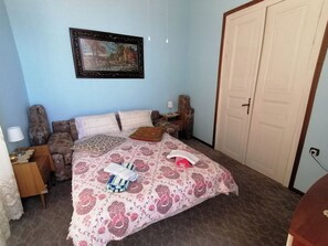 2 bedrooms, iron/ironing board, travel cot, free WiFi - Family-friendly house, 300 meters distance from the center. (Kavala)