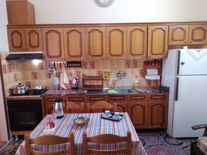 Fridge, oven, coffee/tea maker, electric kettle - Family-friendly house, 300 meters distance from the center. (Kavala)