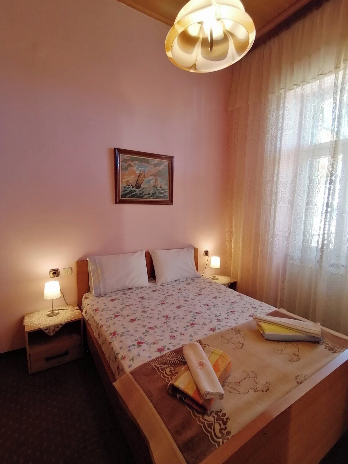 2 habitaciones, tabla de planchar con plancha y cuna de viaje 