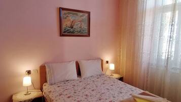 2 bedrooms, iron/ironing board, travel crib, free WiFi