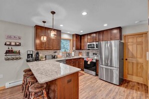 Fridge, microwave, oven, stovetop - Emerald Bliss, MiniGolf Bowling Playset Beach Horseshoe Cornhole (Towamensing Trails)
