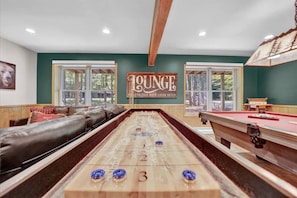 Games room - Emerald Bliss, MiniGolf Bowling Playset Beach Horseshoe Cornhole (Towamensing Trails)