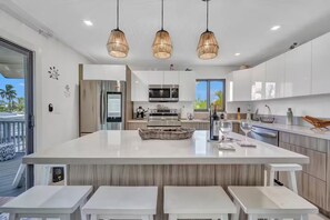 Fridge, microwave, oven, stovetop - Villa Yeri is a spacious 4-bedroom house in enchanting Key Largo with AC, Wi-Fi (Key Largo)