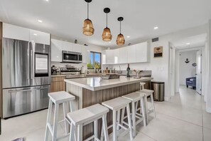 Fridge, microwave, oven, stovetop - Villa Yeri is a spacious 4-bedroom house in enchanting Key Largo with AC, Wi-Fi (Key Largo)