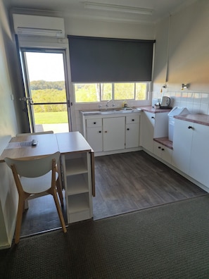 Habitación triple Confort, baño privado, vistas al río | Zona de estar | Smart TV de 50 pulgadas con canales digitales