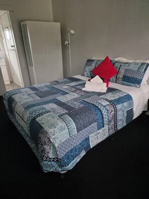 Down duvets, free minibar items, desk, laptop workspace - Jabiru Motel (Nambucca Heads)