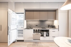 Kühlschrank, Ofen, Geschirrspüler, Wasserkocher mit Kaffee-/Teezubehör