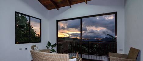 Apartamento conforto, sacada, vista para a montanha | Área de estar