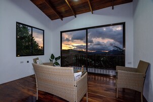 Comfort Apartment, Balcony, Mountain View | Living area