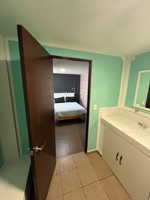 Traditionele tweepersoonskamer | Badkamer