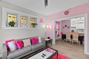 Een smart-tv, een open haard en boeken