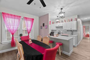 Dining - Barbie's Dreamhouse - Sleeps 6 Near Botanical Gardens & Tower Grove Park (St. Louis)