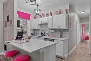 Een koelkast, een magnetron, een oven, een kookplaat