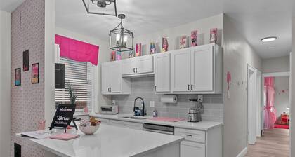 Barbie's Dreamhouse - Sleeps 6 Near Botanical Gardens & Tower Grove Park