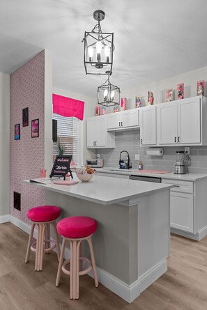 Fridge, microwave, oven, stovetop - Barbie's Dreamhouse - Sleeps 6 Near Botanical Gardens & Tower Grove Park (St. Louis)