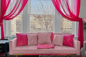 Een smart-tv, een open haard en boeken