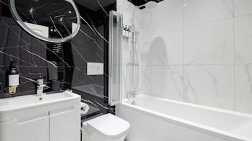 Chuveiro, produtos de toalete biodegradáveis, secador de cabelo, bidê