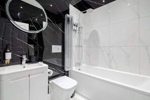 Shower, eco-friendly toiletries, hair dryer, bidet - Spacious 4-Bed Home in the ♥️ of London | Private Garden + Air Con (Greater London)
