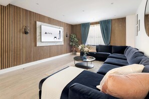 Smart TV, offices - Large 4BR 3BA in the ❤️ of London 🌿 Private Garden ❄️ Air Con | Sleeps 10 (Greater London)