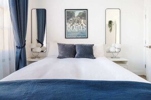 4 bedrooms, in-room safe, iron/ironing board, travel cot - Spacious 4-Bed Home in the ♥️ of London | Private Garden + Air Con (Greater London)