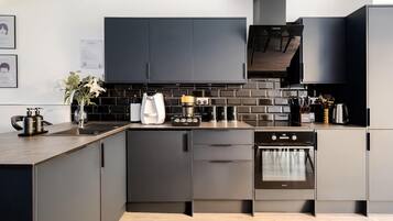 Een koelkast, een magnetron, een oven, een kookplaat