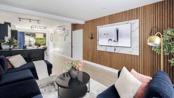 Smart TV, videogiochi, impianto stereo, studio