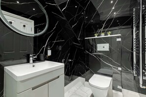 Douche, articles de toilette écologiques, séchoir à cheveux, bidet